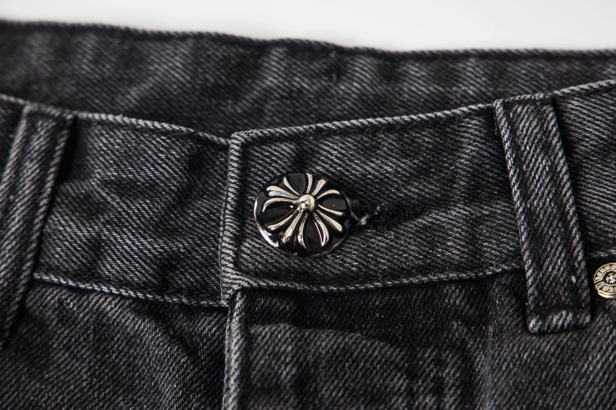 P290 Chrome Hearts Chrome Hearts Black Pinduo Black Leather Big Devil Cow King Jeans CH jeans need to be washed before being dismantled and hand-stitched with sheepskin cross leather and then spliced to complete. The whole piece has too much craftsmanship to describe. About Chrome Hearts This is an extremely luxurious fashion brand that can also be called the nobility of the high street. It has always been an exclusive brand for some hipsters or the second generation of rich people. Compared with ordinary high streets, it is more luxurious and noble. Compared with luxury brands, it has a more fashionable personality. It has always been a brand that I have a special liking for. Style number: 1769# Color: black Size: 28 30 32 34 36